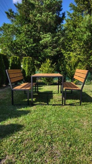Zestaw ogrodowy „Stal & Drewno” – 2 ławki + stół